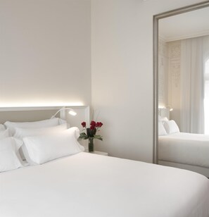 ميني بار وخزنة داخل الغرفة ومكتب وستائر تعتيم