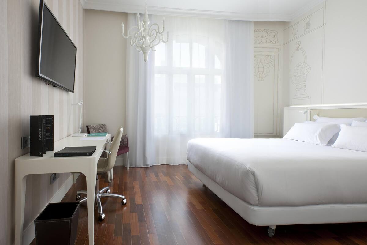 Superior Room (View) | Bar mini, peti besi dalam bilik, meja, langsir/tirai gelap terus