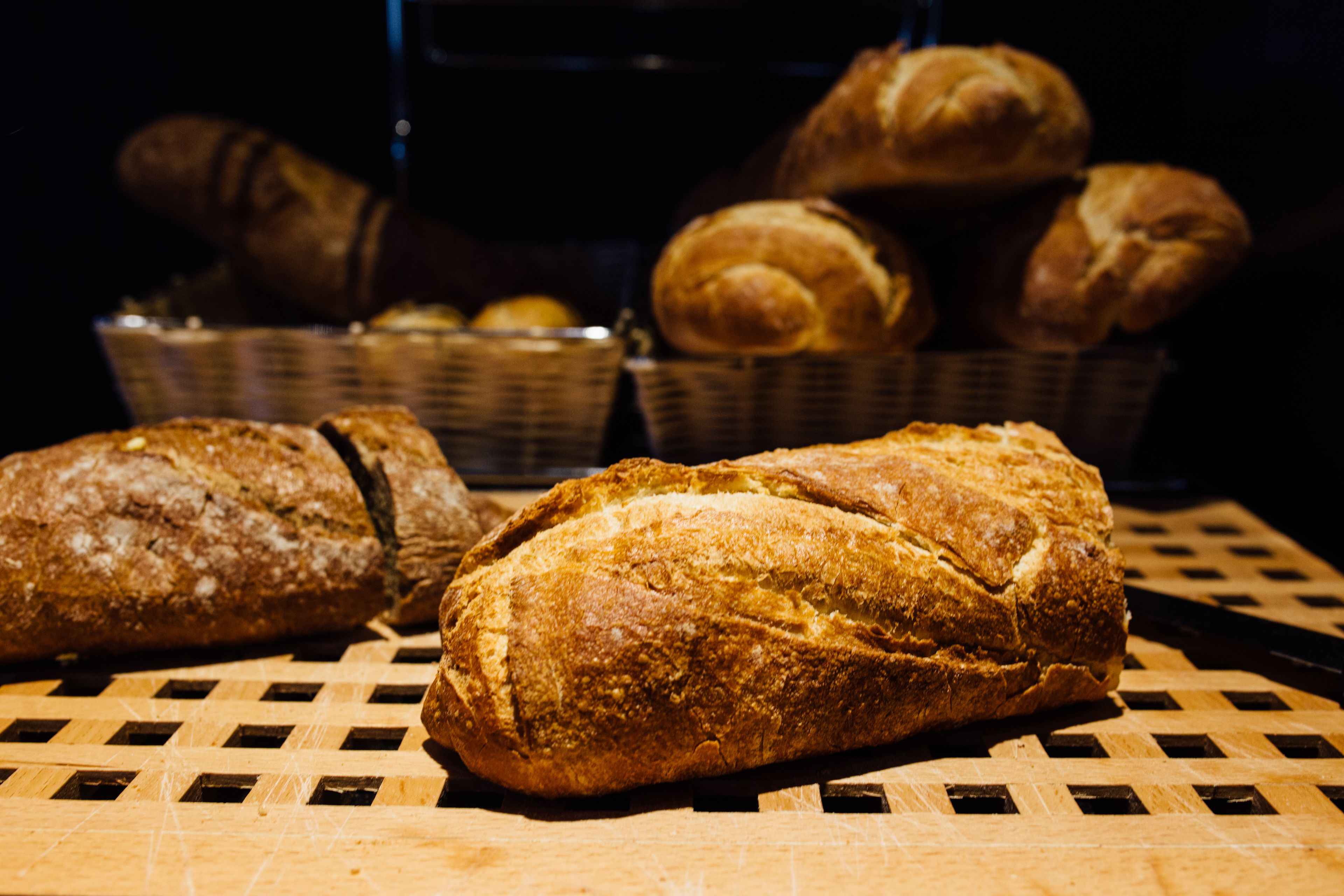 A loaf of bread on a wooden cutting board.