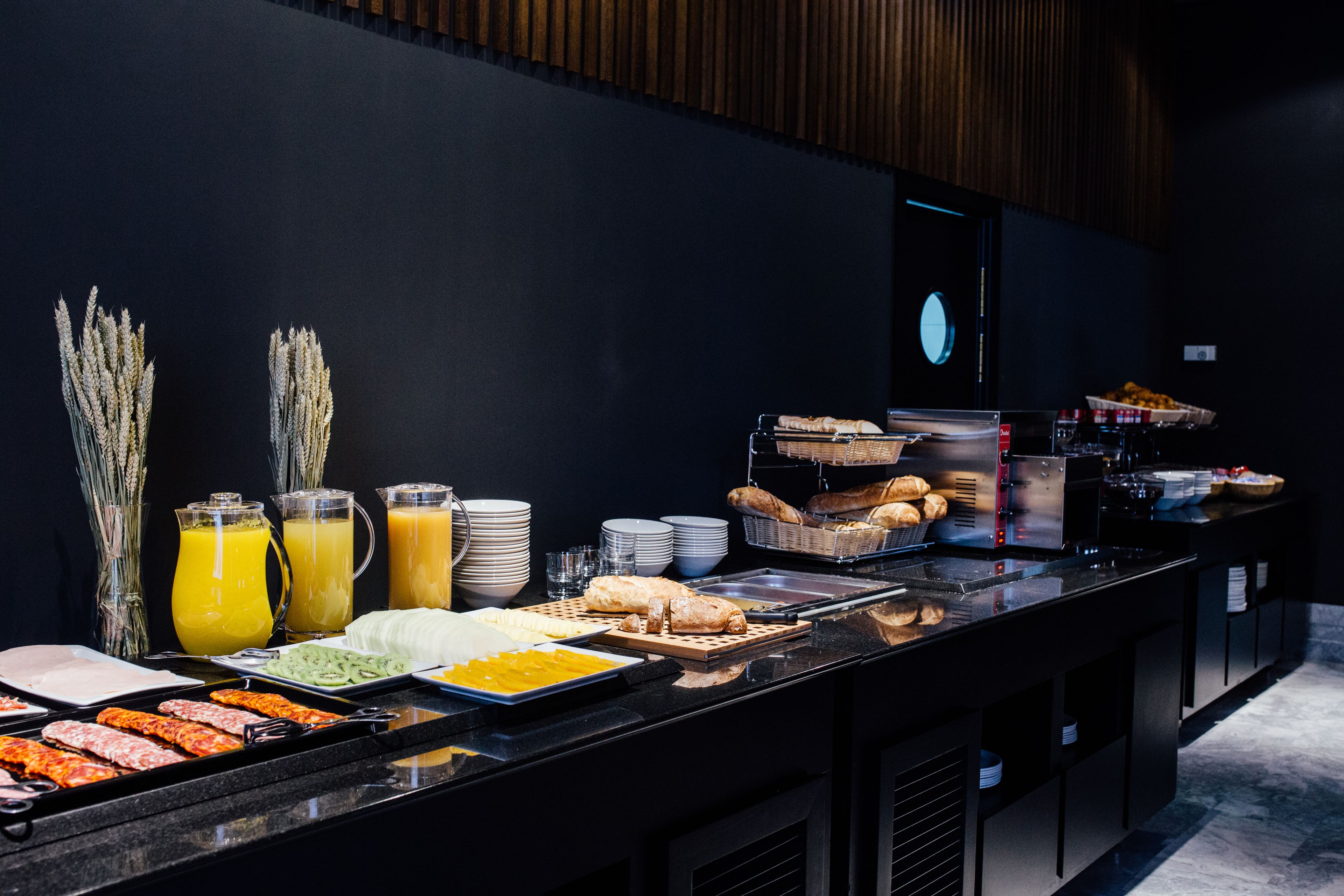 Buffet amb diferents aliments, com ara carns, pa i suc.