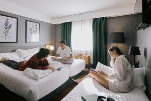 Chambre triple | Coffre-fort, bureau, rideaux d’obscurcissement, accès au Wi-Fi (inclus)