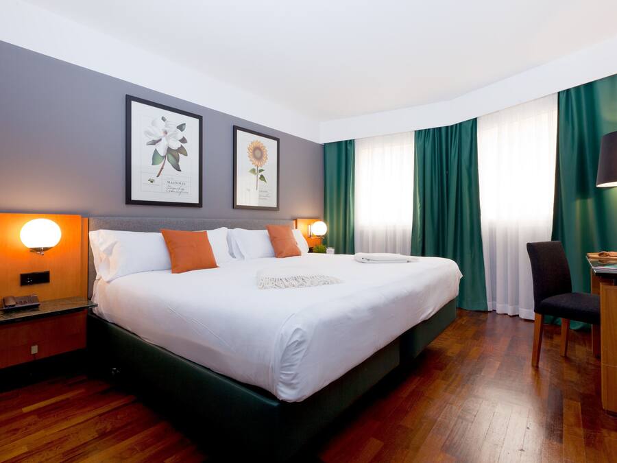 Habitación doble | Caja fuerte, escritorio, cortinas opacas y wifi gratis