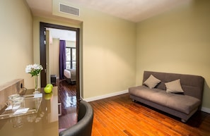 Kamar Deluks | Brankas, meja kerja, tirai kedap cahaya, dan Wi-Fi gratis