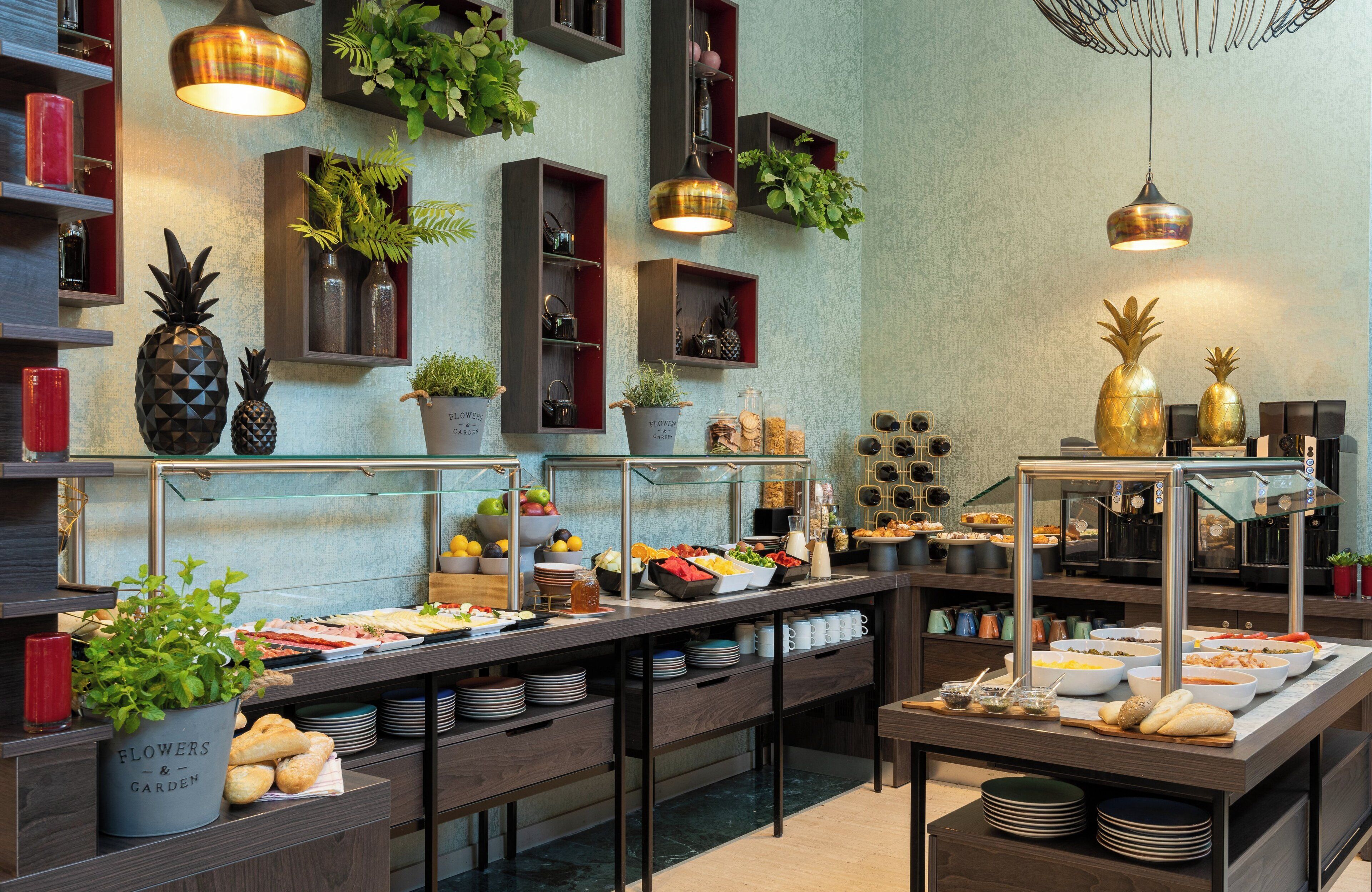 Petit déjeuner buffet (15 EUR par personne)