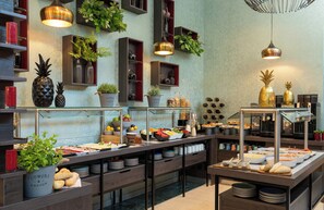 Ein reichhaltiges Buffet mit verschiedenen Speisen und Pflanzen.