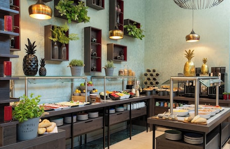 Desayuno buffet diario (EUR 15 por persona). Leonardo Hotel Madrid City Center