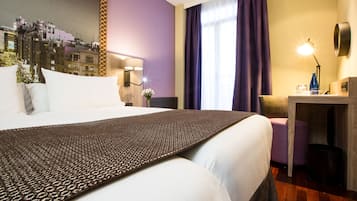 Pengeskab på værelset, skrivebord, mørklægningsgardiner, gratis Wi-Fi