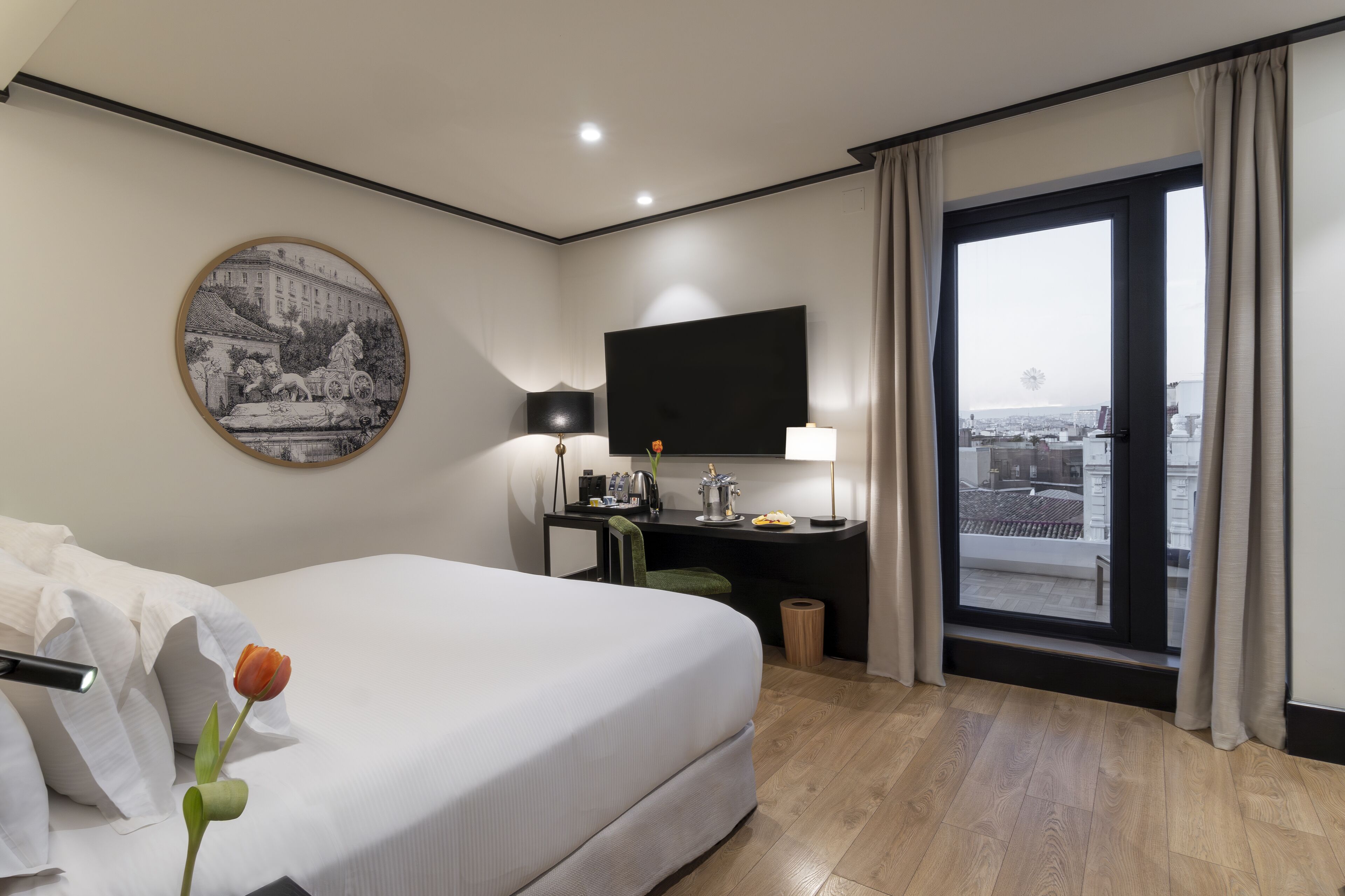 Cubrecamas, minibar y caja de seguridad en la habitación 