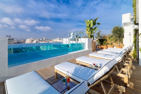 Seasonal outdoor pool. H10 Puerta de Alcalá 4* Sup