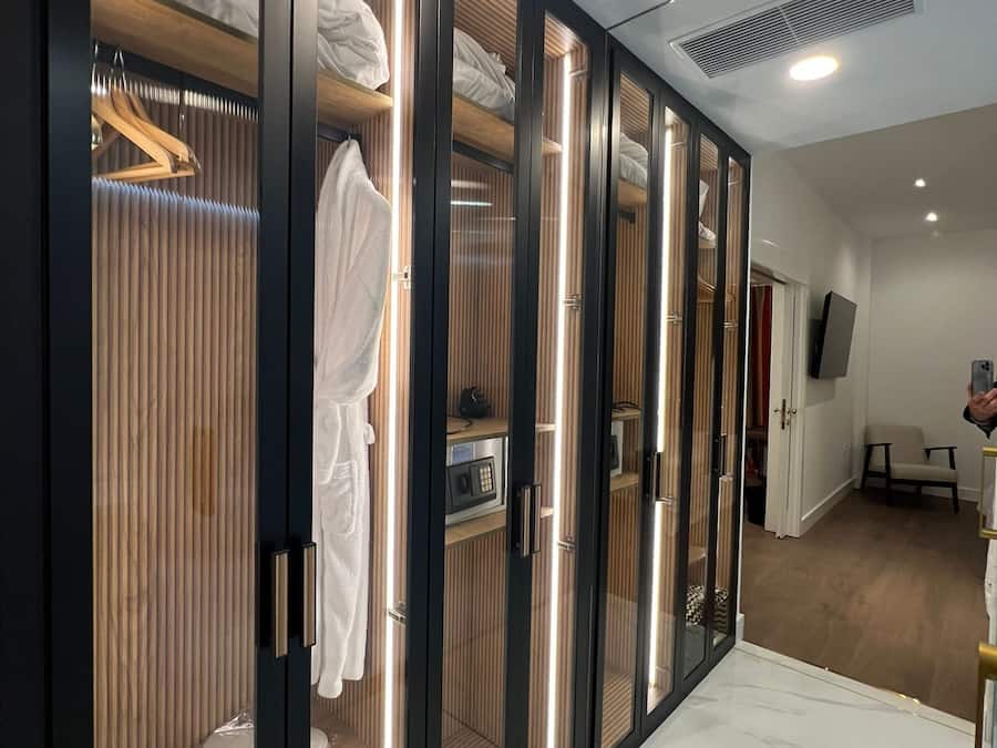 Premium-studiosviitti | Tempur Pedic -patjalliset sängyt, minibaari, tallelokero huoneessa