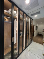 Colchones Tempur-Pedic, minibar y caja de seguridad en la habitación 