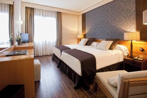 Camas Tempur-Pedic, minibar y caja de seguridad en la habitación