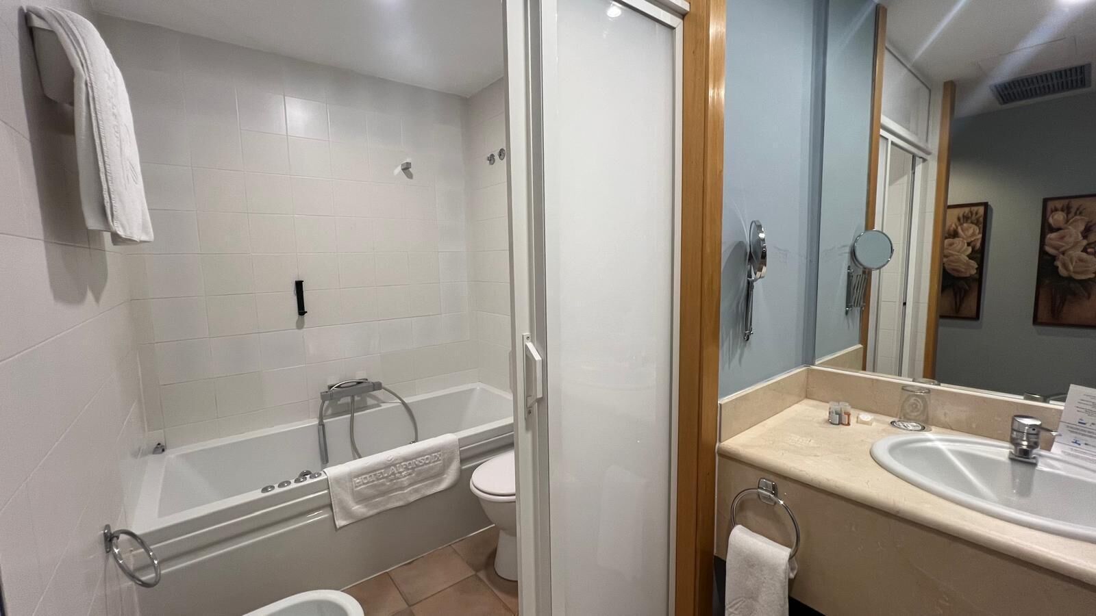 Un baño con bañera, inodoro y lavamanos.