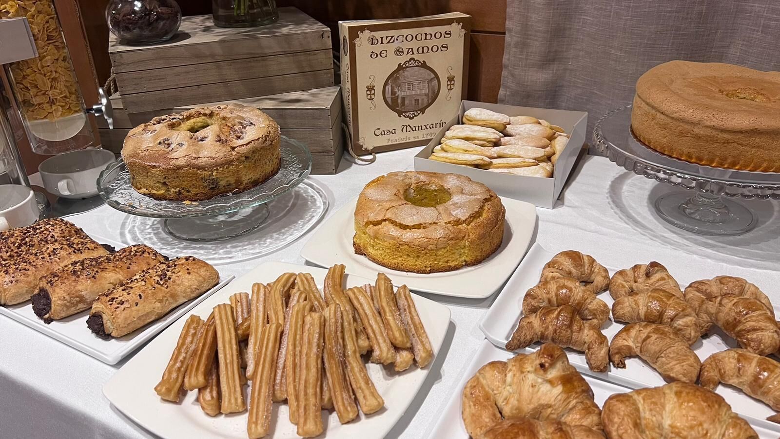 Variedad de productos horneados como pasteles, bollería y pan a la vista.