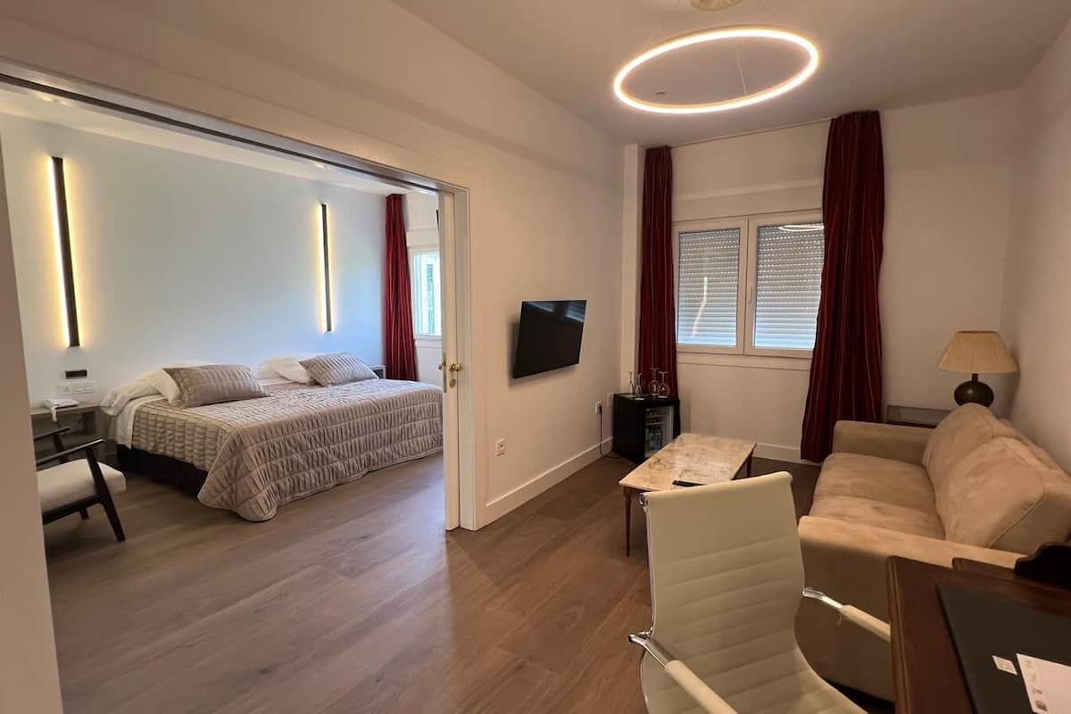Premium Studio Suite | Tempur-Pedic beds, minibar, in-room safe, individually furnished