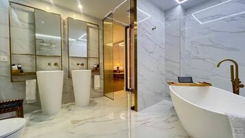 Suite estudio Premium | Baño | Artículos de higiene personal gratuitos, secador de pelo y toallas