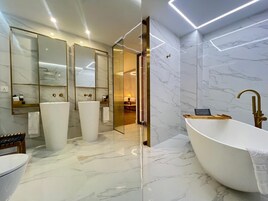 Premium Studio Suite | Bathroom | Free toiletries, hair dryer, towels, soap