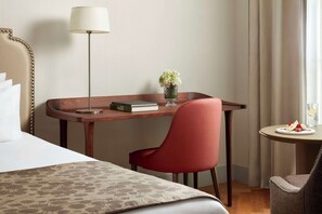 Minibar, safe på rommet, skrivebord og blendingsgardiner