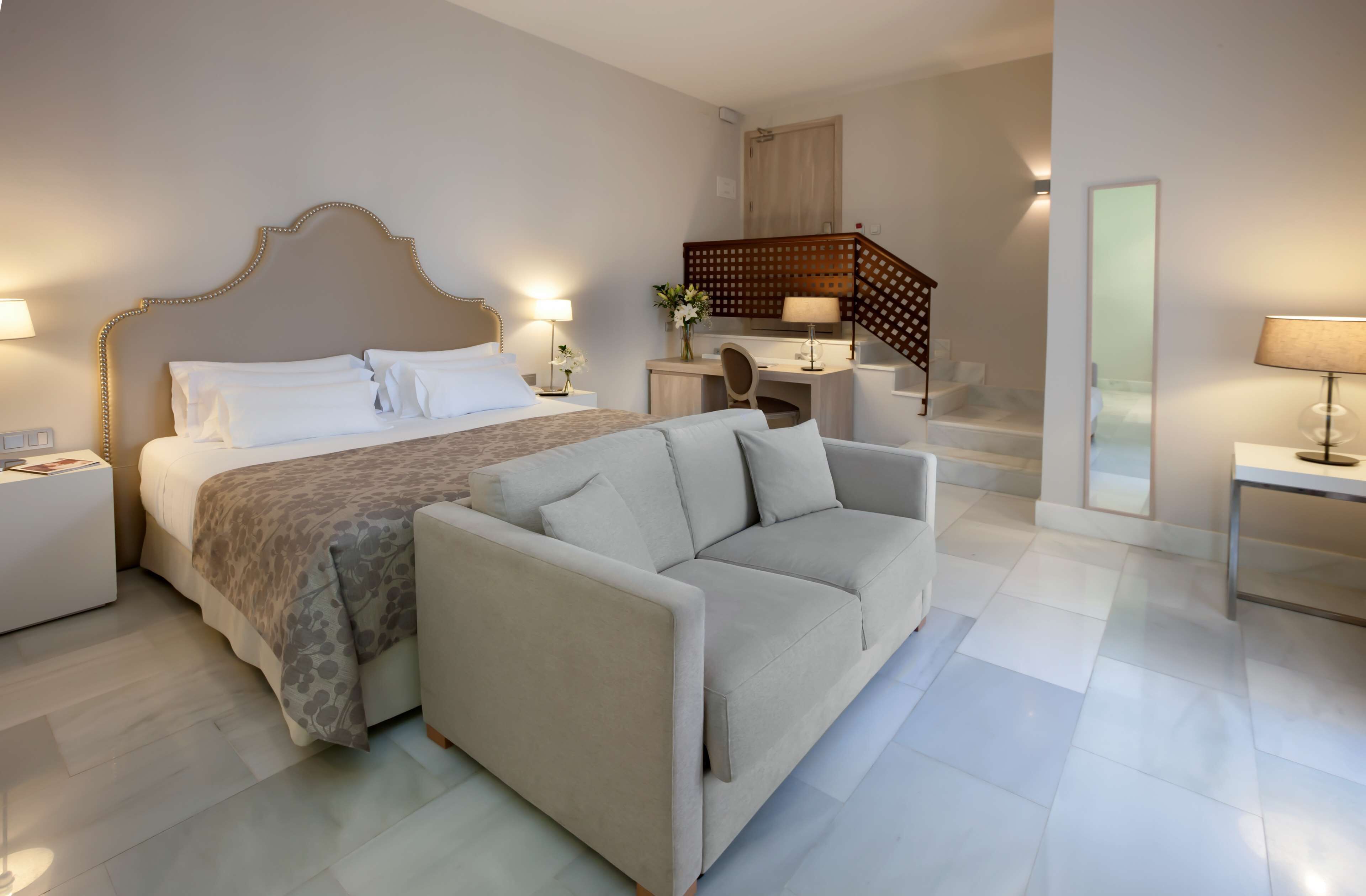 Een minibar, een kluis op de kamer, een bureau, verduisterende gordijnen