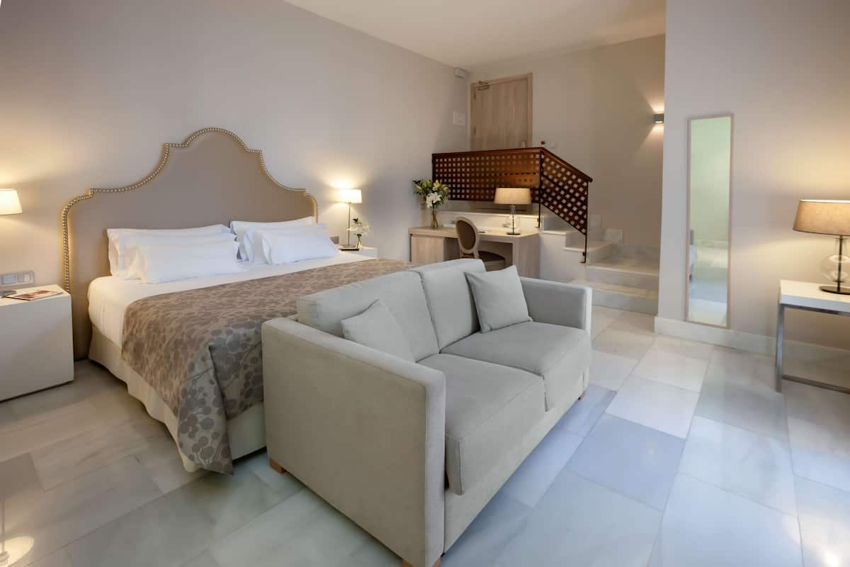 Minibar, Zimmersafe, Schreibtisch, Verdunkelungsvorhänge