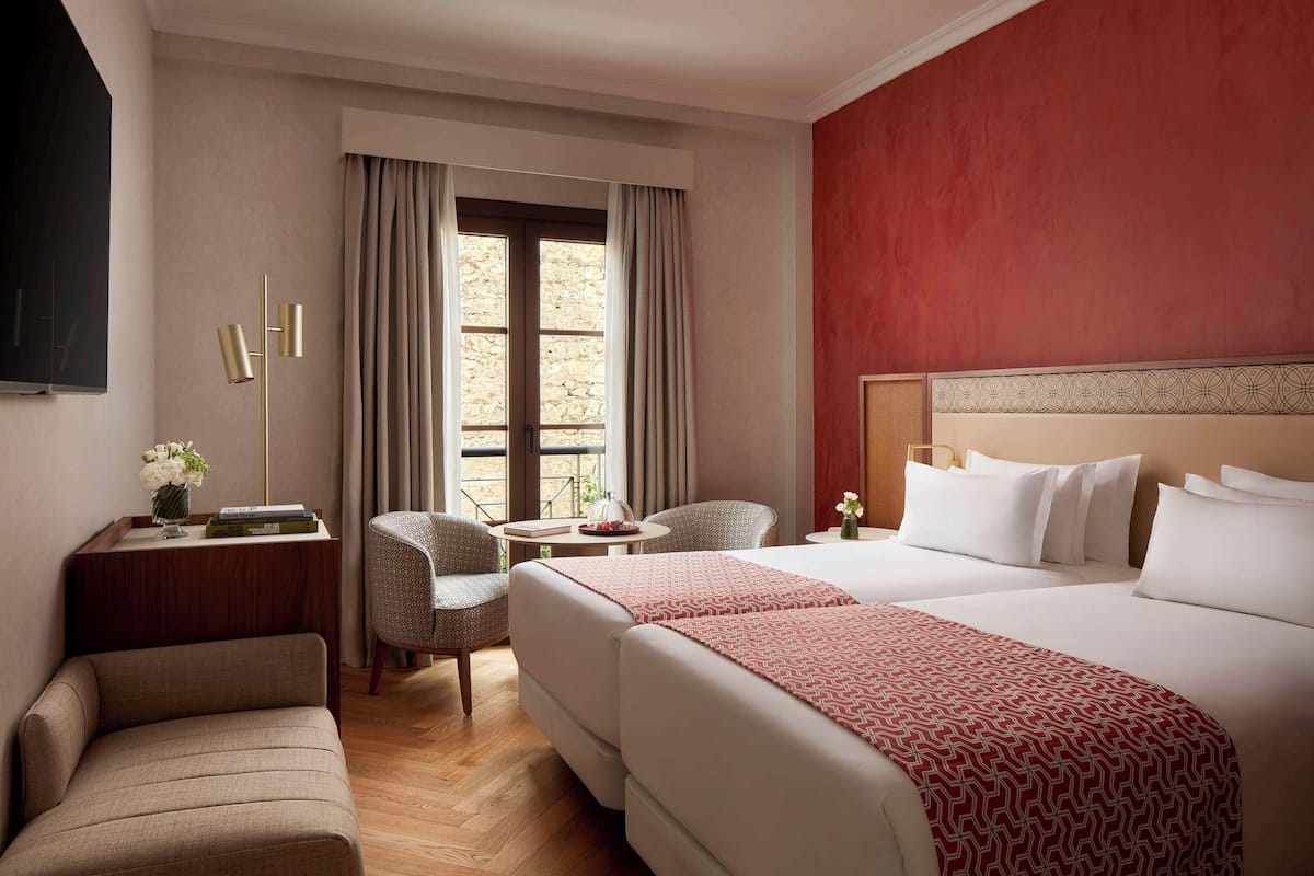 Minibar, safe på rommet, skrivebord og blendingsgardiner