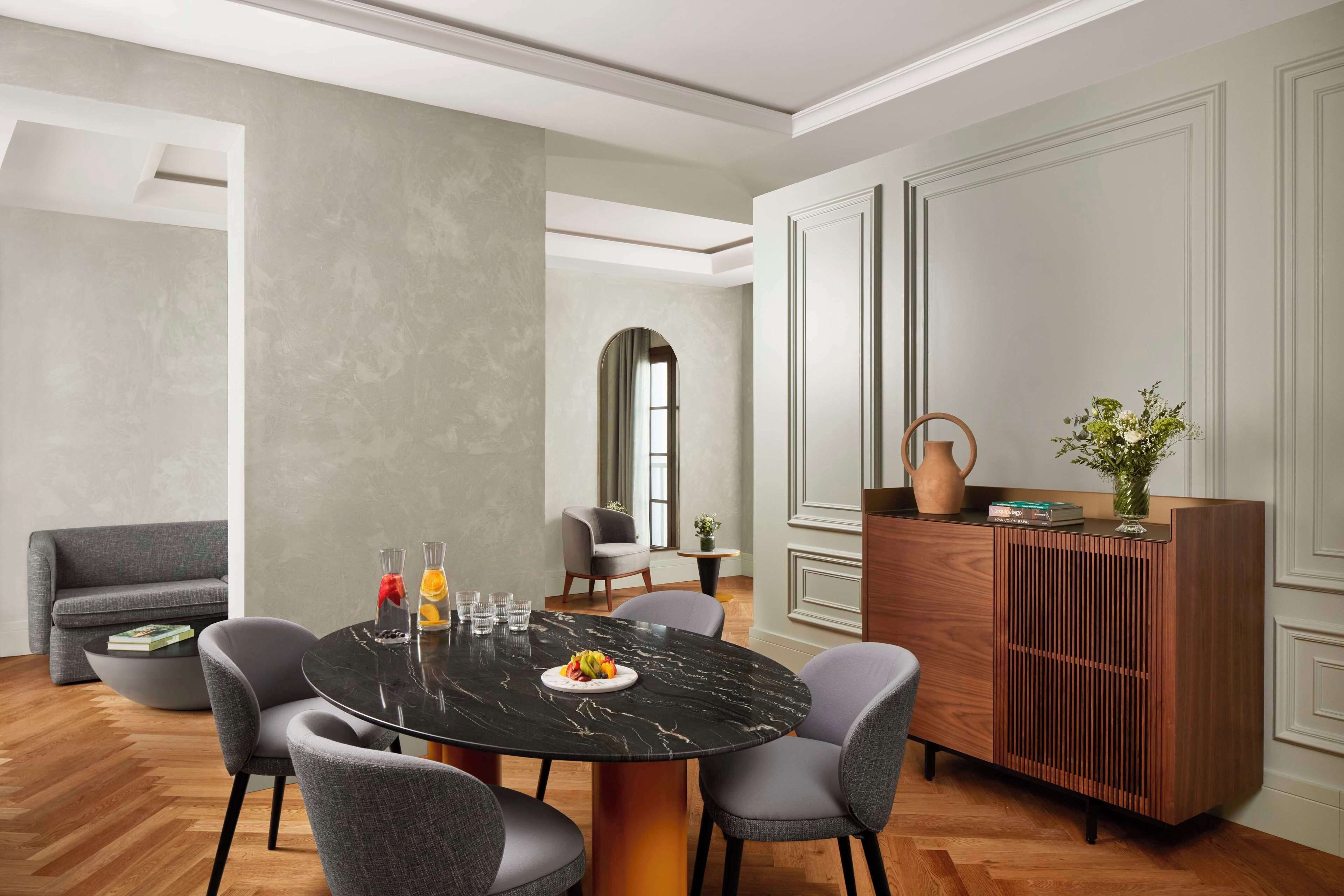 Een minibar, een kluis op de kamer, een bureau, verduisterende gordijnen