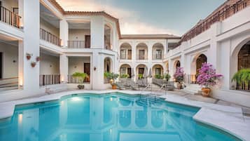 Piscina externa, espreguiçadeiras