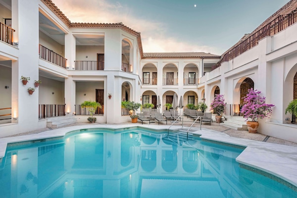 Kolam renang outdoor, dengan kursi berjemur