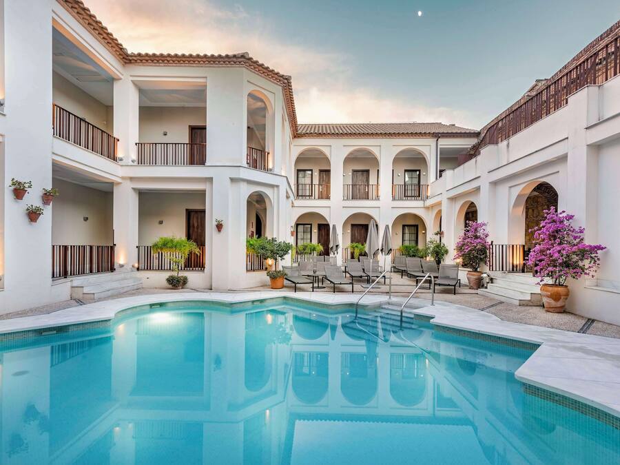 Una piscina al aire libre, tumbonas