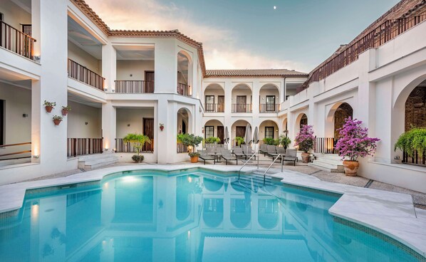 Outdoor pool, pool loungers