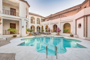 Utendørsbasseng og solsenger