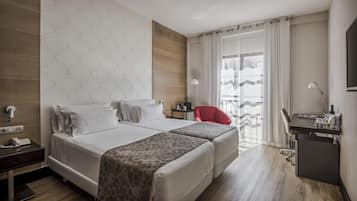 Superior kamer | Een minibar, een kluis op de kamer, een bureau, verduisterende gordijnen