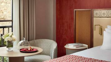 Minibar, caja fuerte, escritorio y cortinas opacas