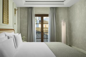 Une chambre d’hôtel avec un lit, une vue sur l’extérieur et une fenêtre avec des rideaux.