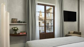 Minibar, brankas, meja kerja, dan tirai kedap cahaya