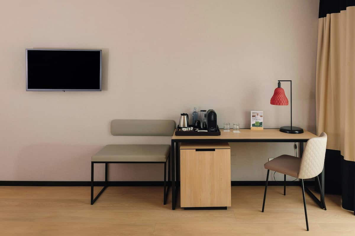 Minibar, caja de seguridad en la habitación y escritorio