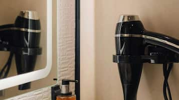 Artículos de higiene personal gratuitos, secador de pelo, bidé y toallas
