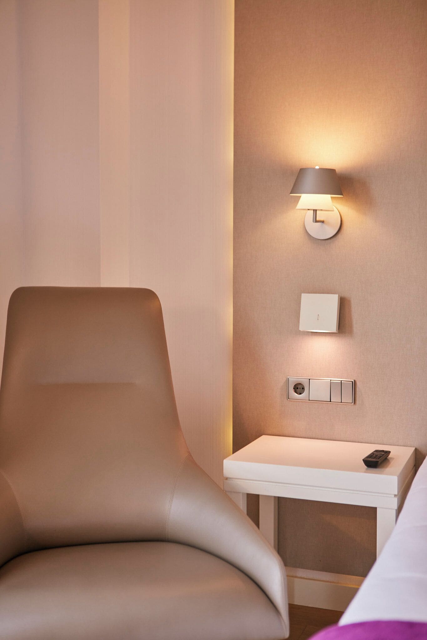 Een minibar, een kluis op de kamer, een bureau, verduisterende gordijnen