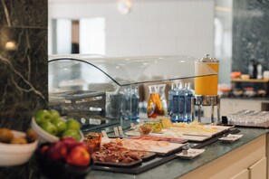 Desayuno buffet diario (EUR 14.9 por persona)