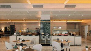 Café da manhã com buffet todos os dias mediante uma taxa