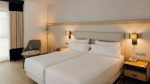 Frigobar, cofres nos quartos, escrivaninha, cortinas blackout