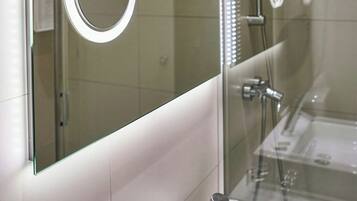 Junior Suite | Bathroom | Free toiletries, hair dryer, bidet, towels