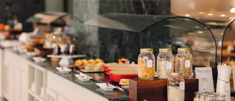 Café da manhã com buffet todos os dias mediante uma taxa