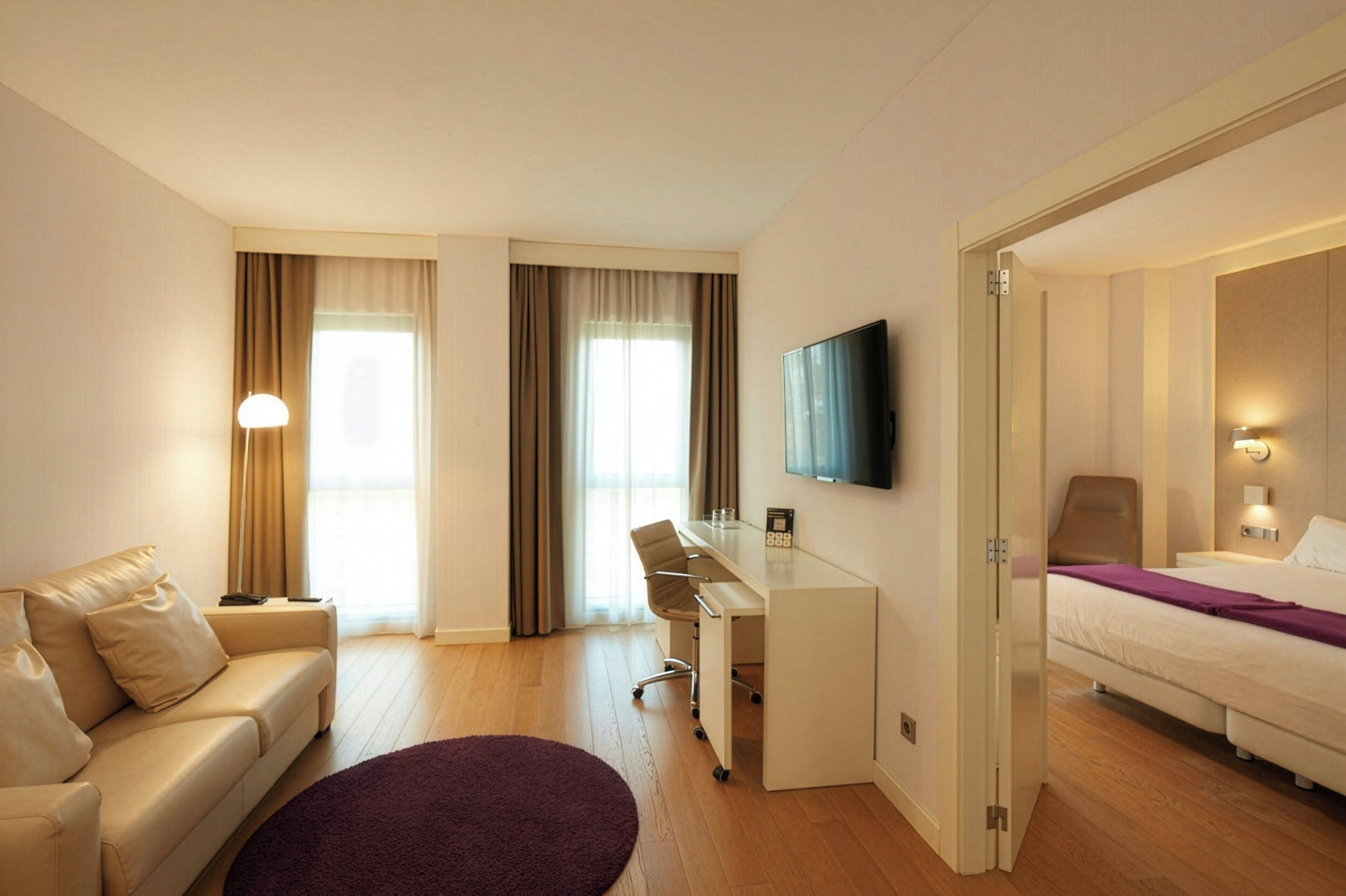 Suite Junior | Minibar, coffres-forts dans les chambres, bureau, rideaux occultants