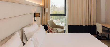 Minibar, coffres-forts dans les chambres, bureau, rideaux occultants