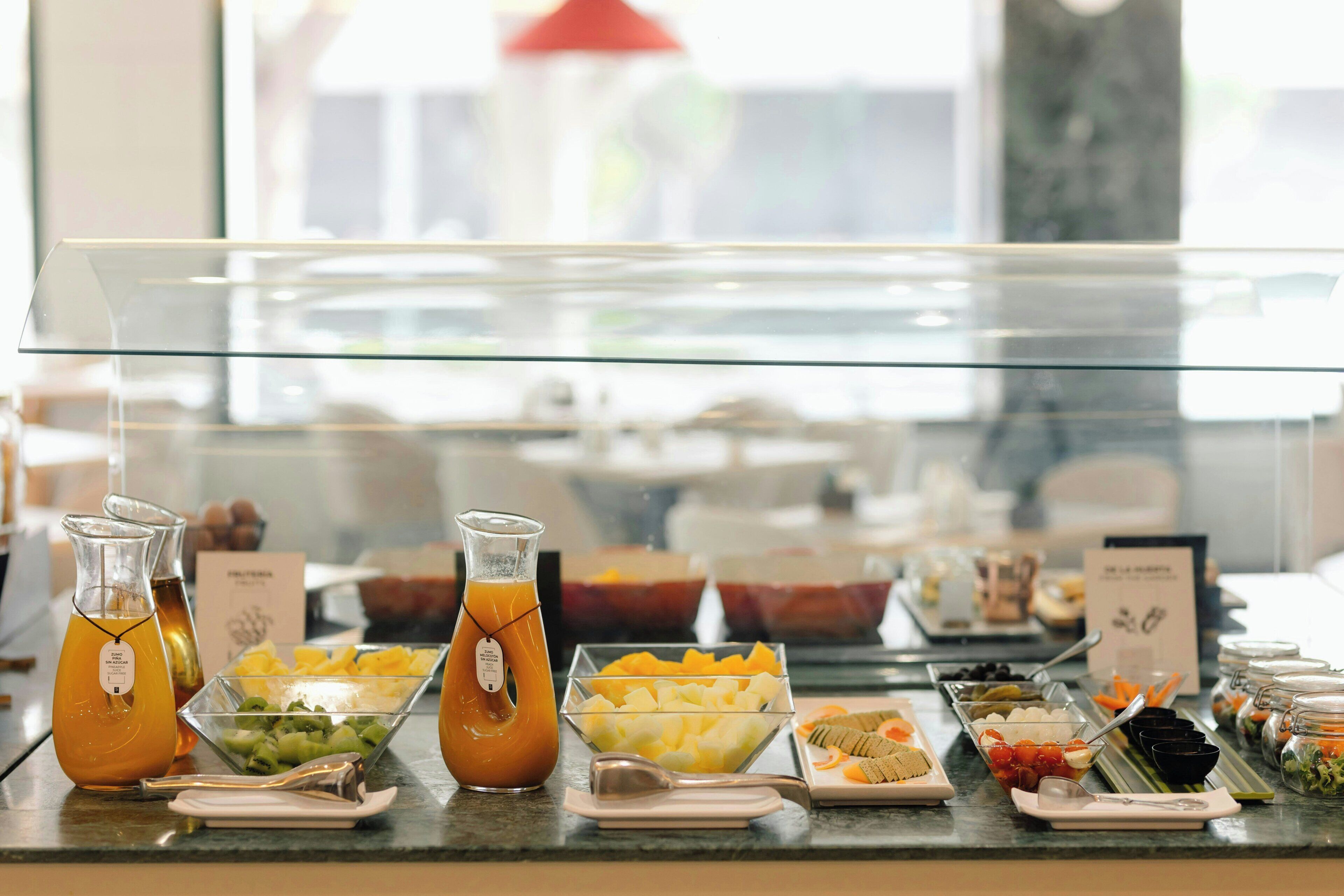 Un bufé con diversos alimentos y bebidas.