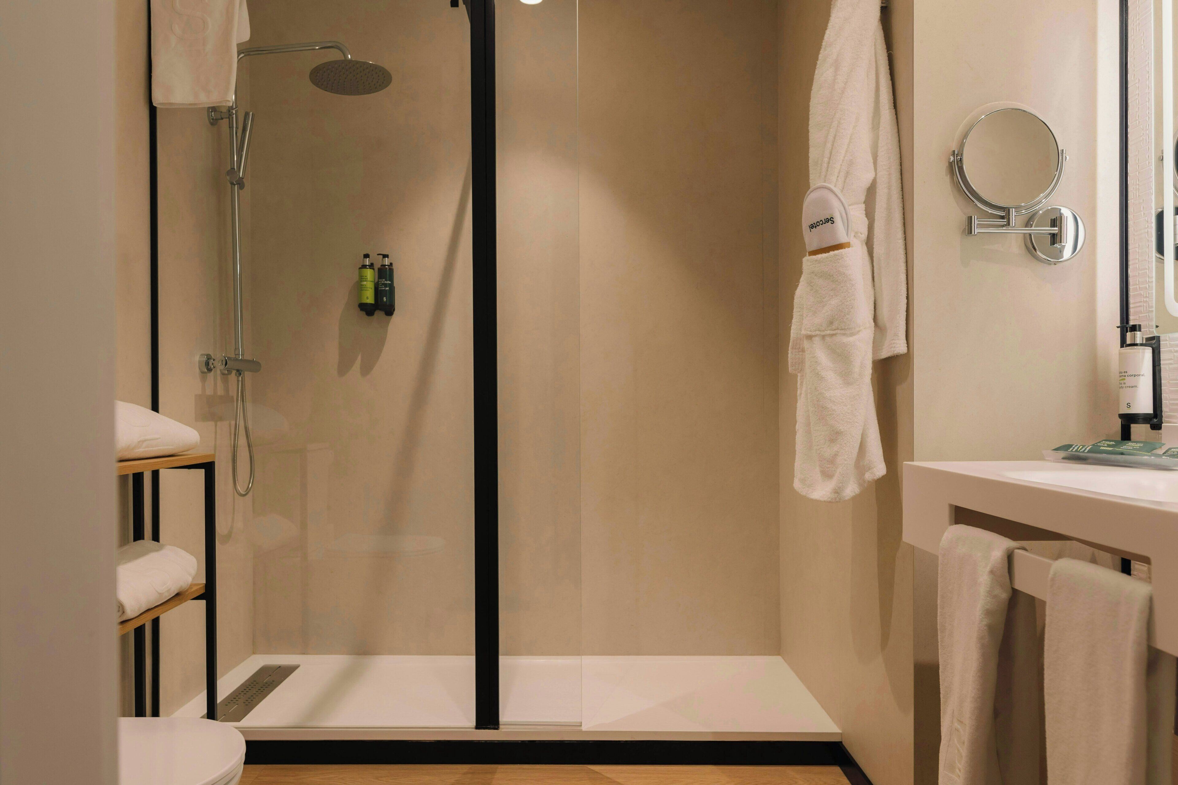 Minibar, coffres-forts dans les chambres, bureau, rideaux occultants