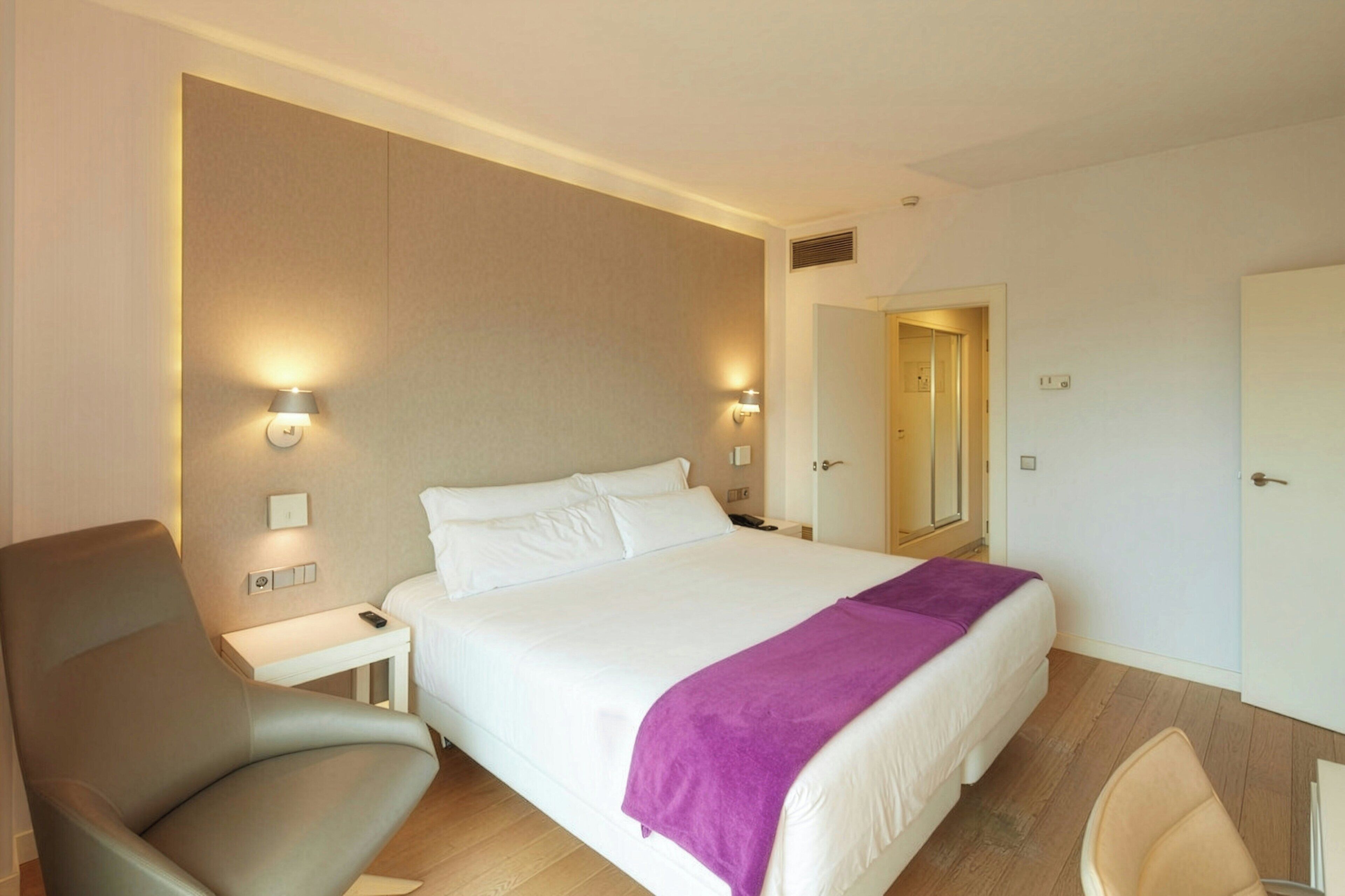 Junior Suite | Minibar, in-room safe, desk, blackout drapes