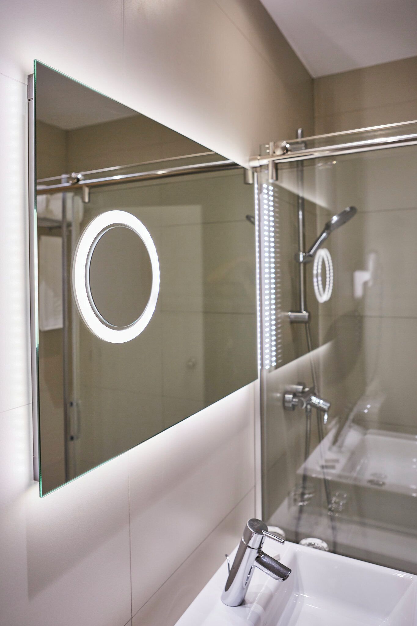 junior suite | bathroom | free toiletries, hair dryer, bidet, towels