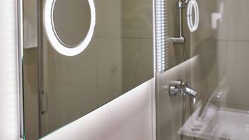 Junior suite | Badkamer | Gratis toiletartikelen, een haardroger, een bidet, handdoeken